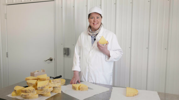 You cheddar believe it: An ‘Around the Farm Table’ cheese-slicing demo